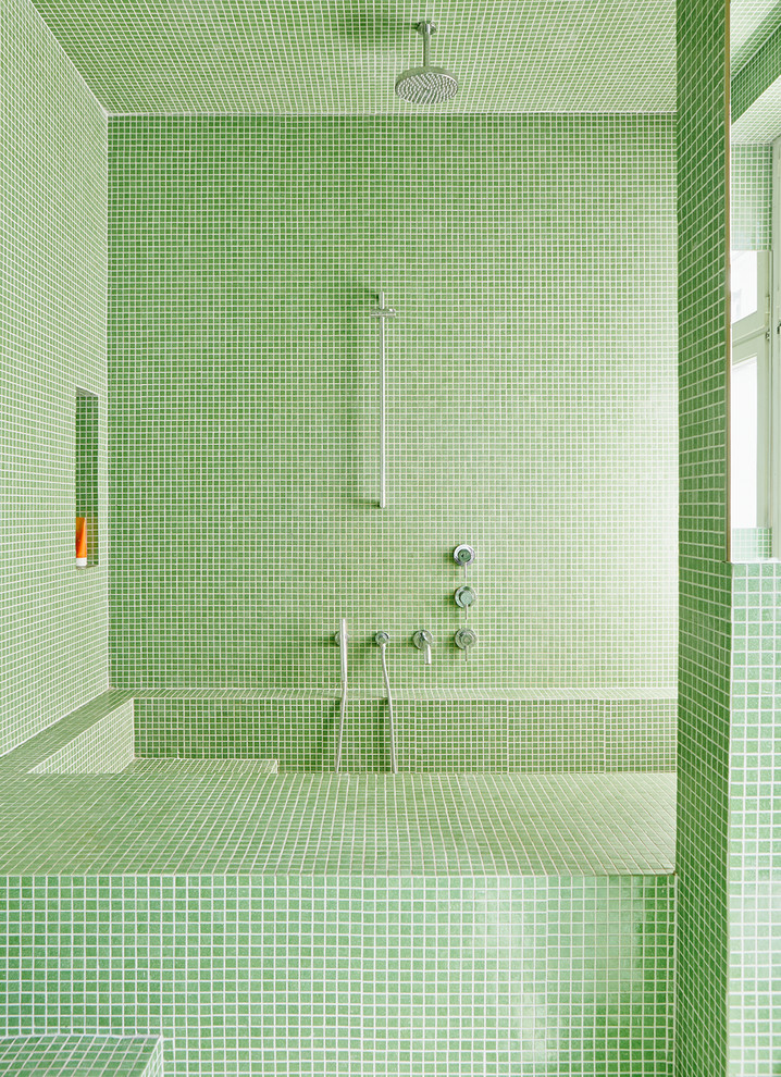 Foto på ett mellanstort funkis badrum, med en dusch/badkar-kombination, grön kakel, mosaik, ett platsbyggt badkar och gröna väggar