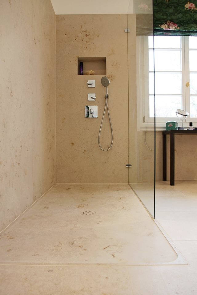 Inspiration för moderna badrum, med en öppen dusch och stenkakel