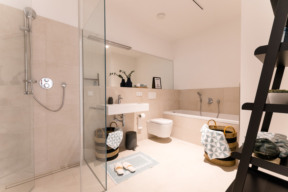 Cette image montre une salle de bain principale design de taille moyenne avec une douche à l'italienne, WC suspendus, un carrelage beige, un mur blanc, un lavabo suspendu, un sol beige, un plan de toilette blanc, des carreaux de céramique, un sol en carrelage de céramique et aucune cabine.
