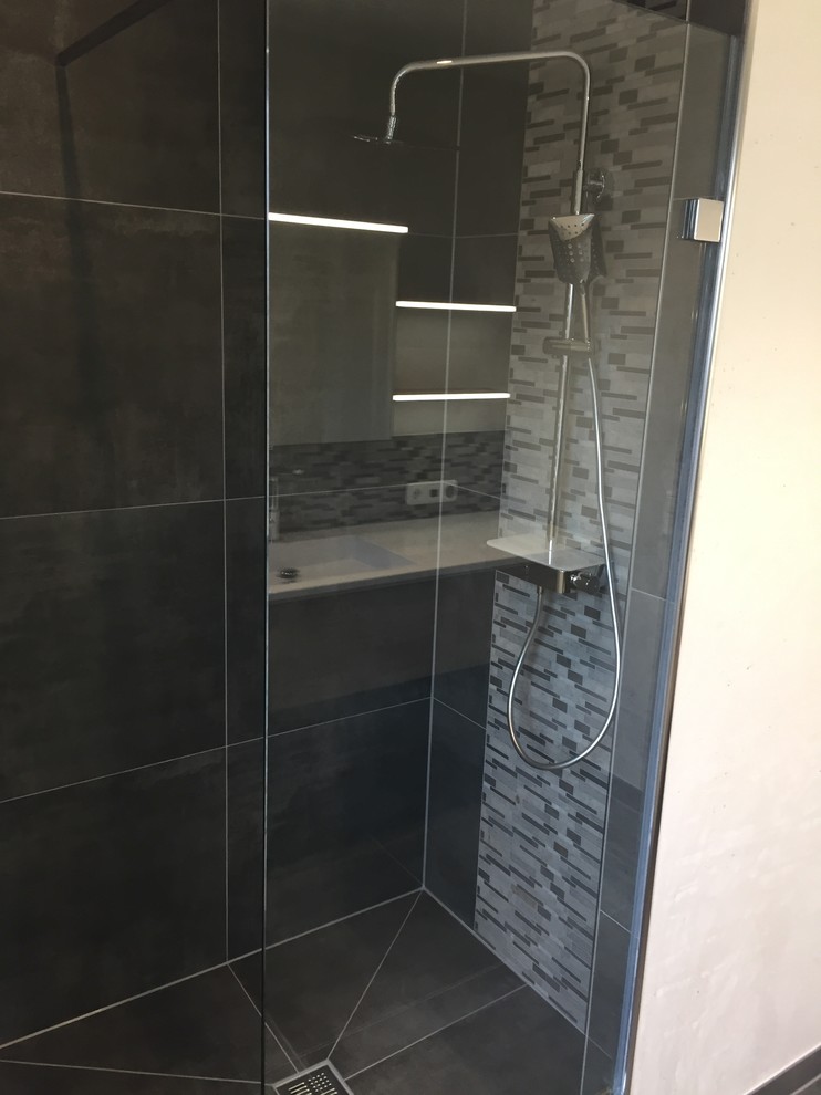 Exempel på ett mellanstort modernt badrum med dusch