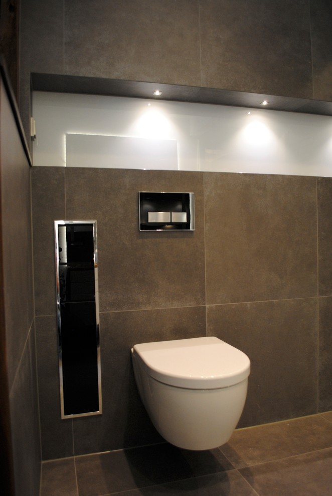 Großes Modernes Badezimmer En Suite mit Aufsatzwaschbecken, freistehender Badewanne, bodengleicher Dusche, Wandtoilette, grauen Fliesen und weißer Wandfarbe in Sonstige