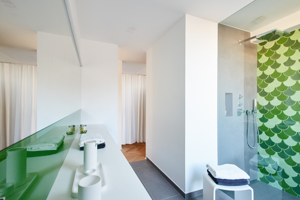 Inspiration för mellanstora moderna vitt badrum med dusch, med släta luckor, svarta skåp, en öppen dusch, grön kakel, vita väggar, ett integrerad handfat, bänkskiva i akrylsten, grått golv och med dusch som är öppen