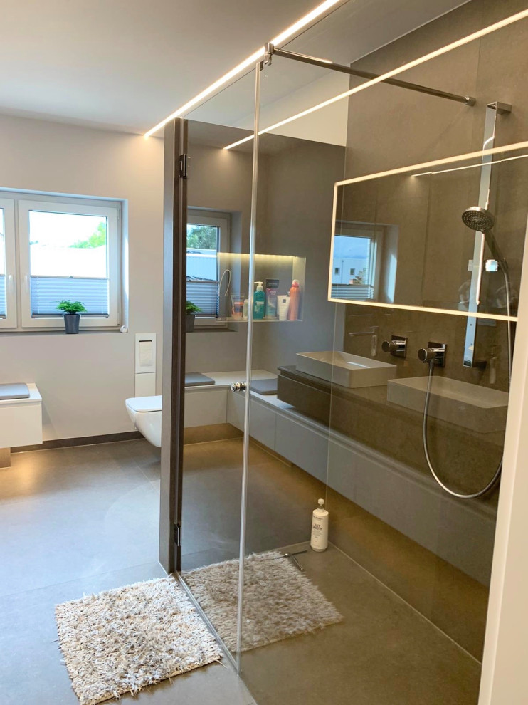 Immagine di una stanza da bagno con doccia minimal di medie dimensioni con ante grigie, due lavabi e mobile bagno freestanding