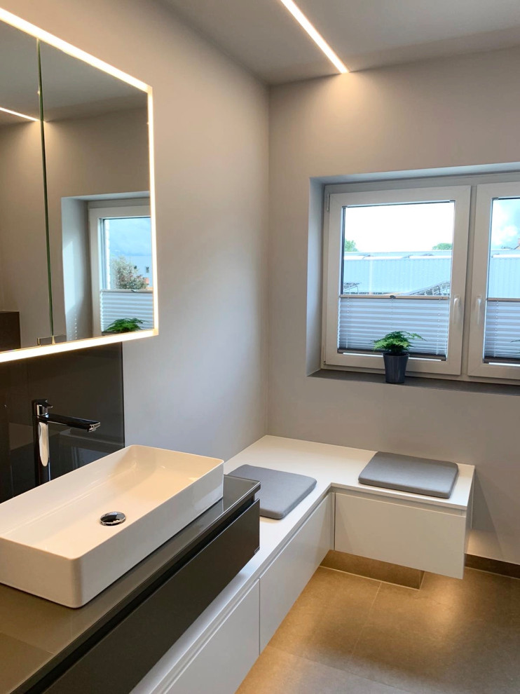 Cette photo montre une salle d'eau tendance de taille moyenne avec des portes de placard grises, meuble double vasque et meuble-lavabo sur pied.