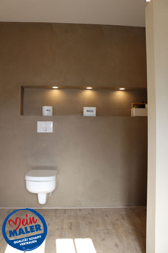 Источник вдохновения для домашнего уюта: ванная комната среднего размера в современном стиле с коричневыми стенами, полом из плитки под дерево, душевой кабиной, коричневым полом и нишей