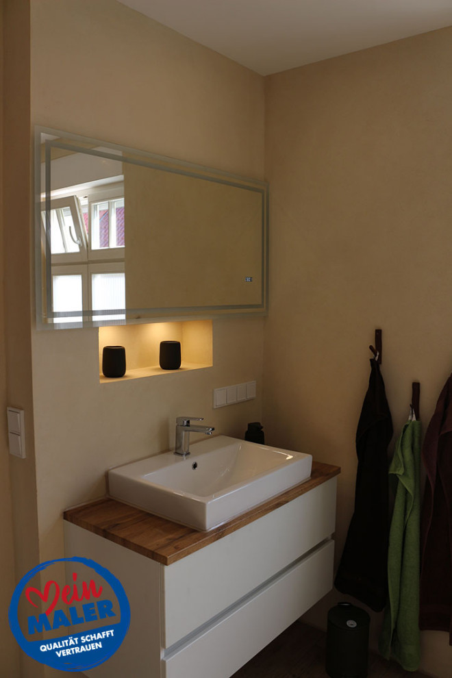 Idée de décoration pour une salle d'eau design de taille moyenne avec un mur beige et meuble simple vasque.