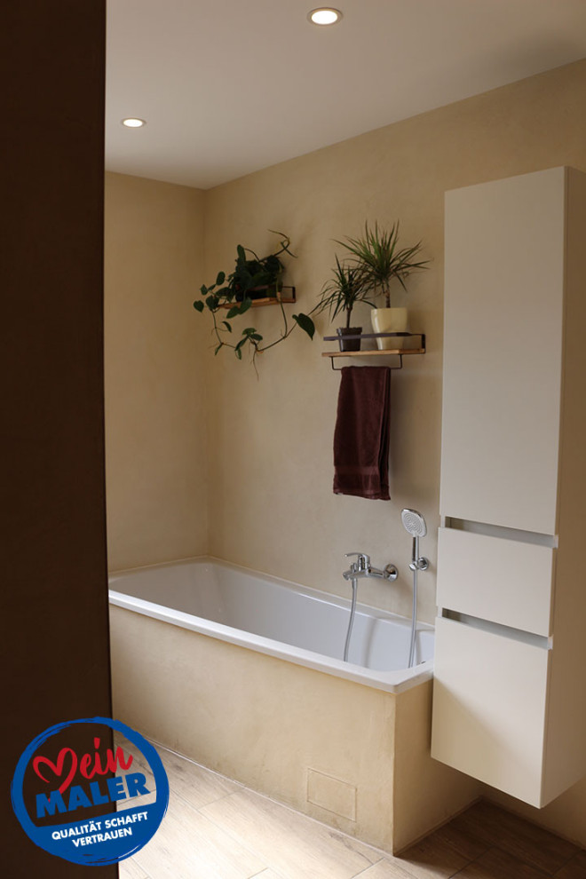 Пример оригинального дизайна: ванная комната среднего размера в современном стиле с накладной ванной, бежевыми стенами, полом из плитки под дерево, душевой кабиной, коричневым полом и тумбой под одну раковину