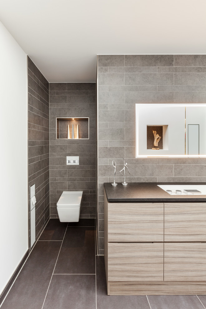 Стильный дизайн: ванная комната среднего размера в современном стиле с светлыми деревянными фасадами, душем без бортиков, инсталляцией, душевой кабиной и столешницей из дерева - последний тренд