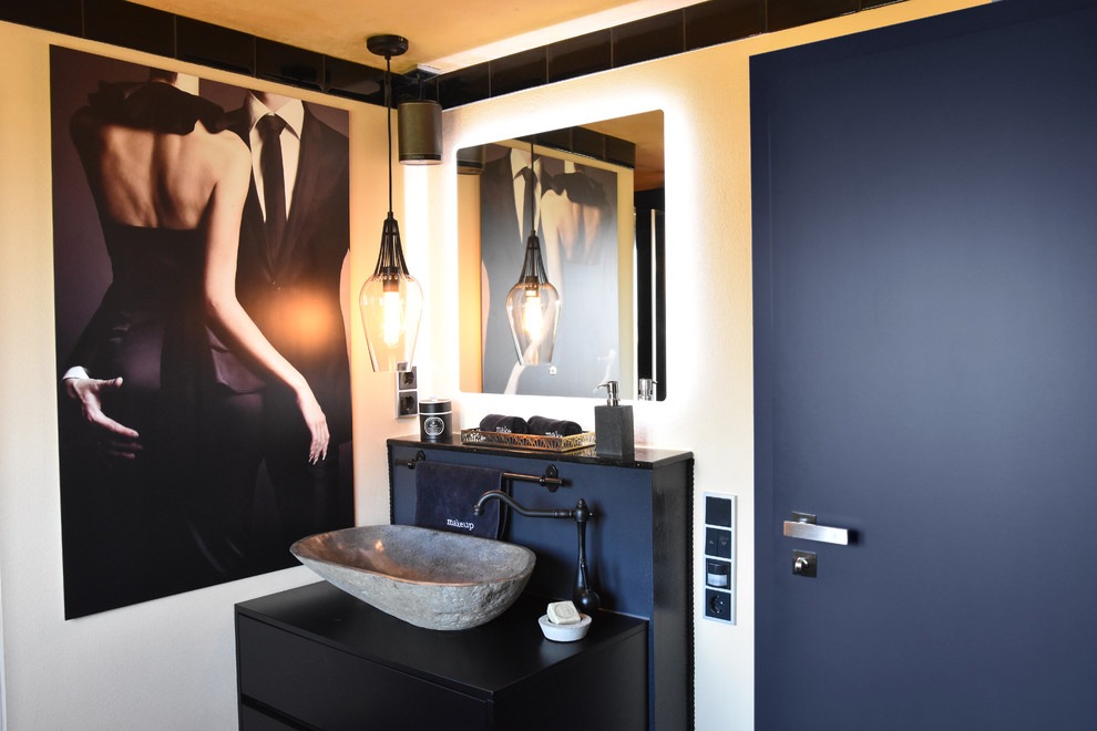 Cette photo montre une salle d'eau tendance de taille moyenne avec un plan de toilette en granite, des portes de placard noires, une douche à l'italienne, WC séparés, un mur multicolore, un sol en carrelage de céramique et une vasque.