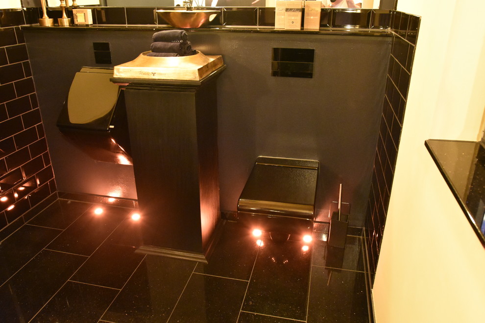 Cette image montre une salle d'eau design de taille moyenne avec des portes de placard noires, une douche à l'italienne, WC séparés, un mur multicolore, un sol en carrelage de céramique, une vasque et un plan de toilette en bois.