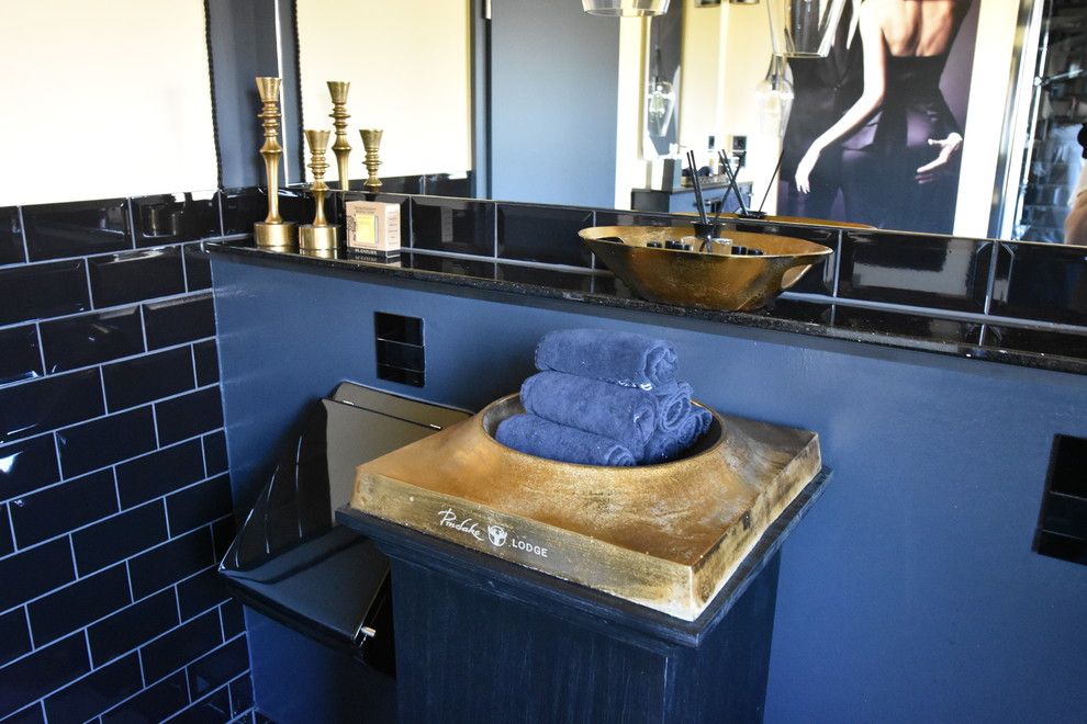 Idéer för ett mellanstort modernt badrum med dusch, med svarta skåp, en kantlös dusch, en toalettstol med separat cisternkåpa, flerfärgade väggar, klinkergolv i keramik, ett fristående handfat och träbänkskiva
