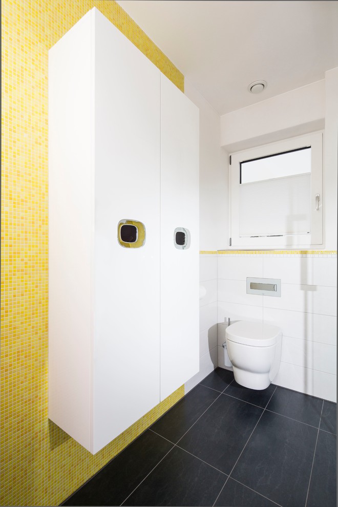 Идея дизайна: маленькая ванная комната в современном стиле с консольной раковиной, плоскими фасадами, белыми фасадами, душем без бортиков, раздельным унитазом, серой плиткой, плиткой мозаикой, белыми стенами и полом из керамической плитки для на участке и в саду