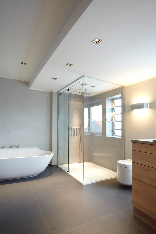Imagen de cuarto de baño actual con bañera exenta, ducha esquinera y paredes blancas