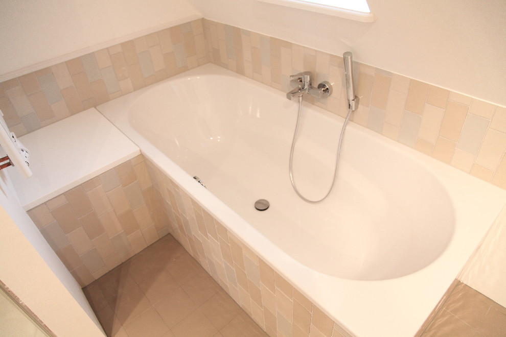 Aménagement d'une petite salle de bain principale contemporaine avec une baignoire posée, un carrelage multicolore, des carreaux de céramique, un mur blanc et un sol marron.
