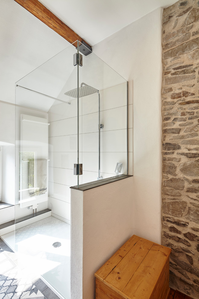 На фото: ванная комната среднего размера в стиле лофт с душем без бортиков, белой плиткой, белыми стенами, полом из цементной плитки, цементной плиткой, душевой кабиной, серым полом и душем с распашными дверями с