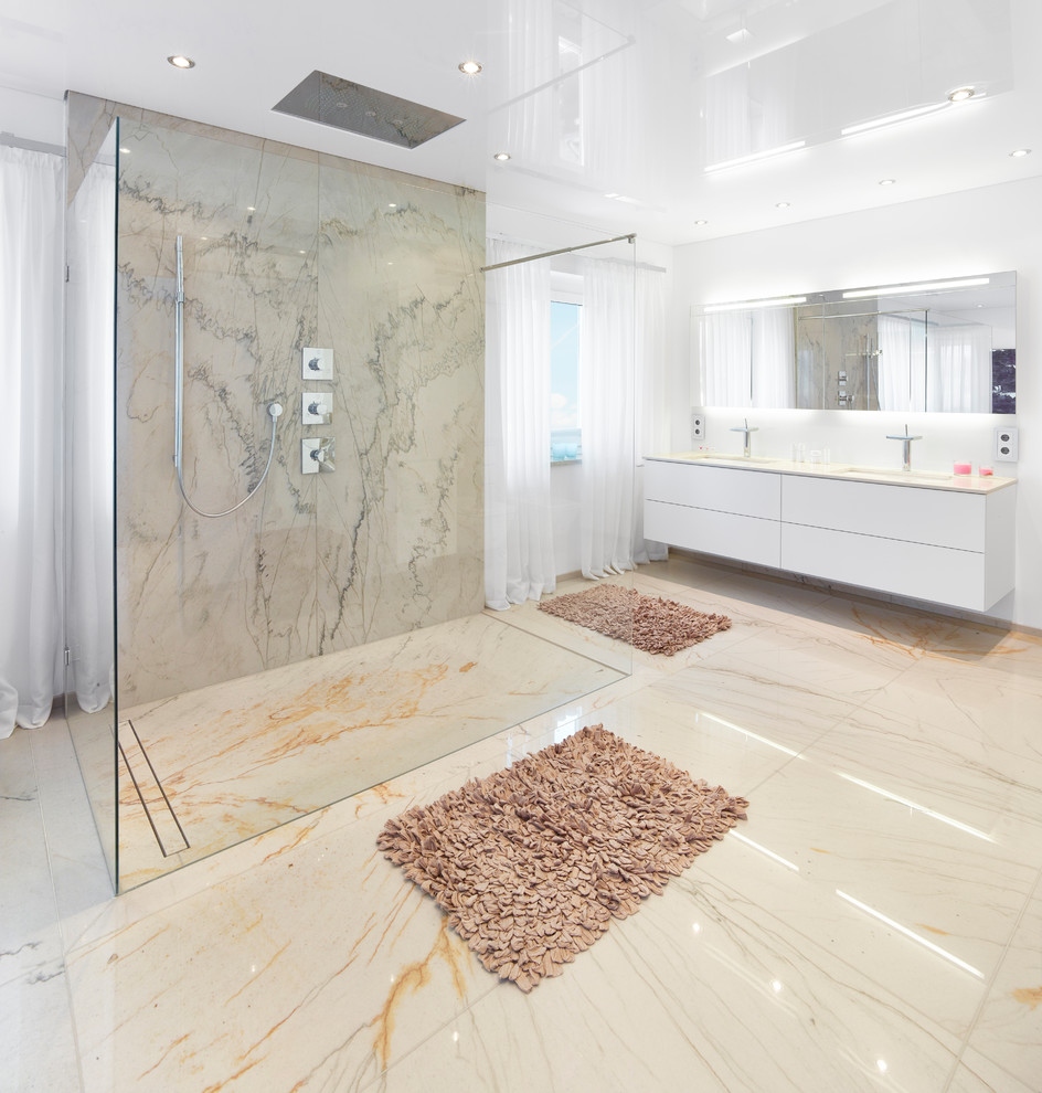 Exemple d'une grande salle de bain tendance avec des portes de placard blanches, une douche à l'italienne, un mur blanc, un lavabo suspendu et un plan de toilette en granite.