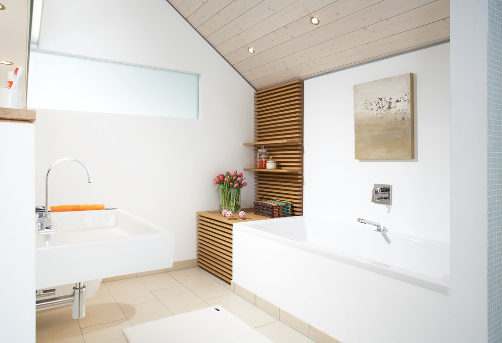 Großes Modernes Badezimmer mit Wandwaschbecken, Einbaubadewanne, weißer Wandfarbe und Pflanzen in Nürnberg