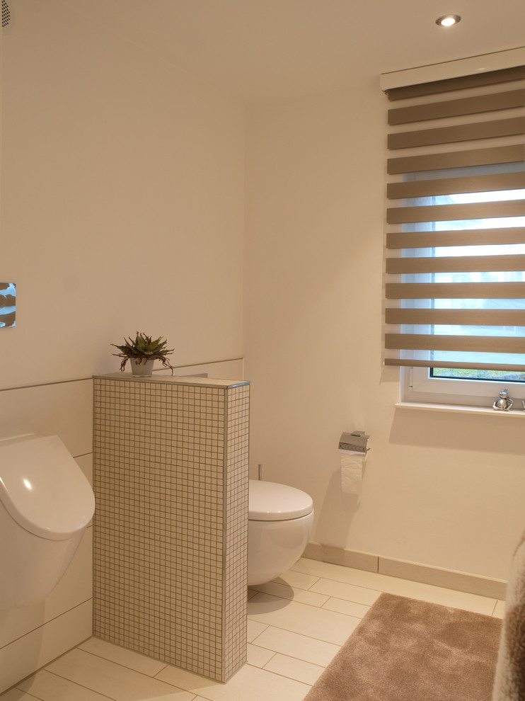 На фото: большая ванная комната в современном стиле с писсуаром, бежевой плиткой, плиткой мозаикой и белыми стенами