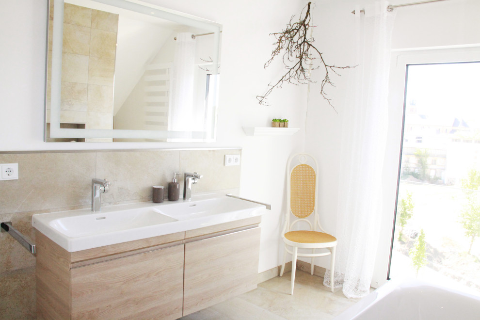Свежая идея для дизайна: огромная ванная комната в классическом стиле с светлыми деревянными фасадами, накладной ванной, душем в нише, раздельным унитазом, бежевой плиткой, каменной плиткой, белыми стенами, полом из плитки под дерево, бежевым полом, открытым душем, белой столешницей, нишей, тумбой под две раковины и подвесной тумбой - отличное фото интерьера