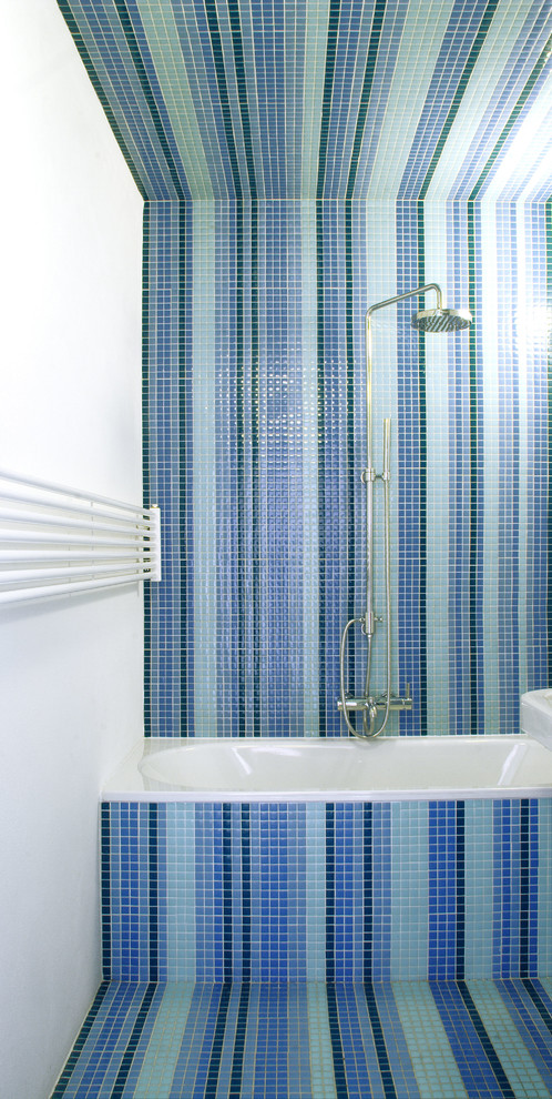 Источник вдохновения для домашнего уюта: маленькая главная ванная комната в современном стиле с накладной ванной, душем над ванной, синей плиткой, плиткой мозаикой, белыми стенами и полом из керамогранита для на участке и в саду