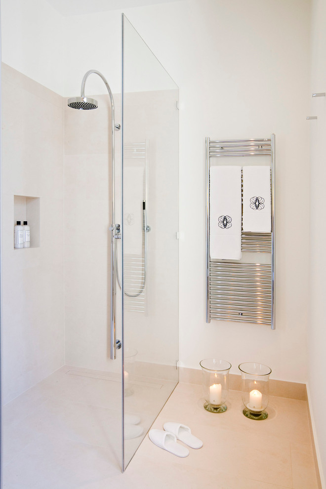 Modelo de cuarto de baño actual pequeño con baldosas y/o azulejos beige, paredes blancas, suelo de travertino, ducha abierta, baldosas y/o azulejos de piedra, aseo y ducha y ducha abierta