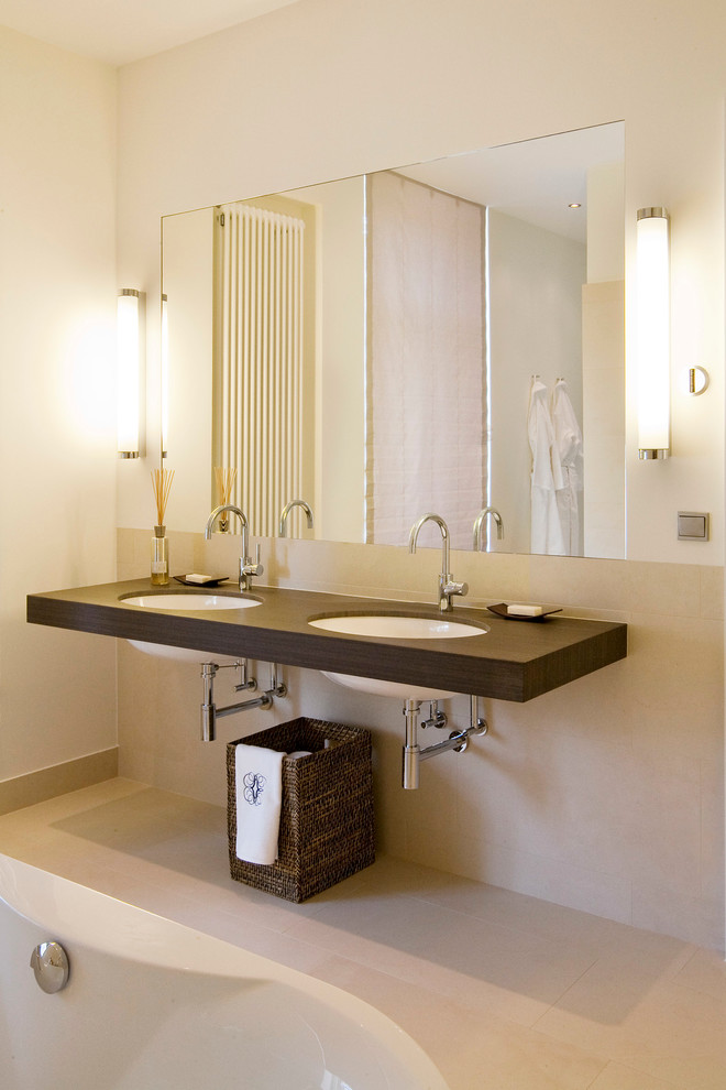 Inspiration för mellanstora moderna badrum, med beige väggar, travertin golv, beige kakel, stenkakel, ett undermonterad handfat och träbänkskiva