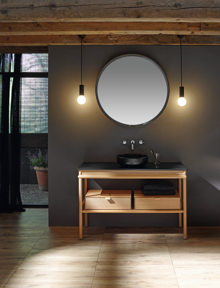 Idee per una grande stanza da bagno moderna con nessun'anta, ante in legno chiaro e lavabo a bacinella