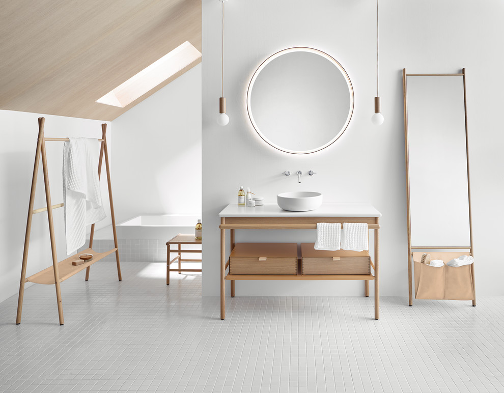 На фото: большая ванная комната в стиле модернизм с открытыми фасадами, светлыми деревянными фасадами и настольной раковиной с