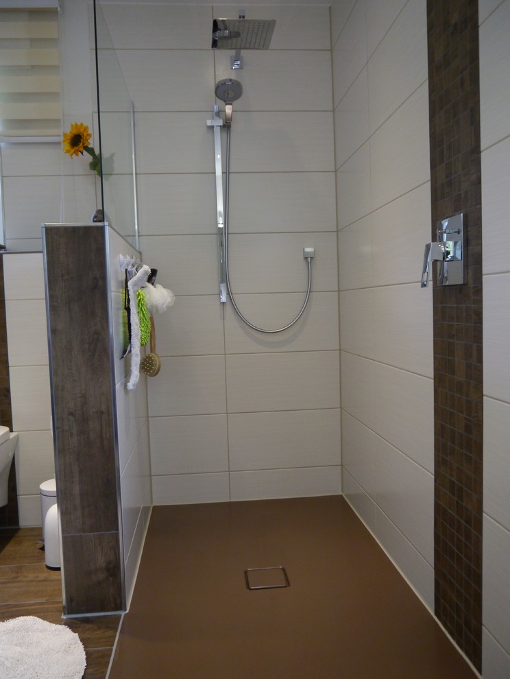Idee per una stanza da bagno di medie dimensioni con lavabo rettangolare, doccia a filo pavimento, WC sospeso e pareti bianche