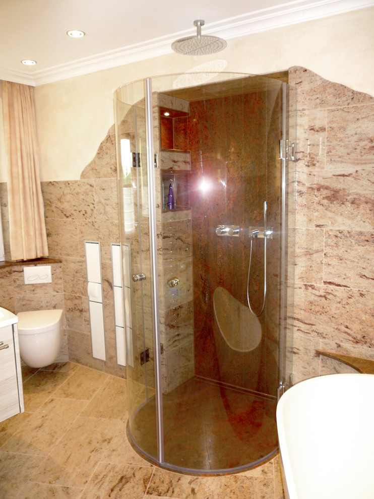Aménagement d'une salle de bain classique en bois clair de taille moyenne avec une baignoire indépendante, une douche à l'italienne, un carrelage multicolore, un carrelage de pierre et un mur beige.