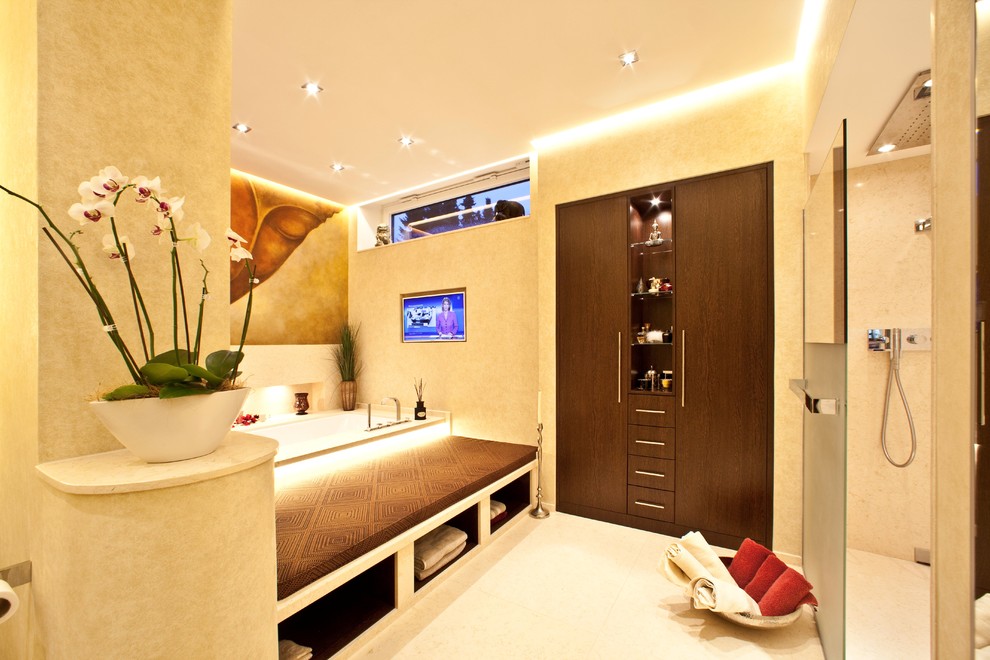 Großes Modernes Badezimmer mit flächenbündigen Schrankfronten, dunklen Holzschränken, Einbaubadewanne, bodengleicher Dusche und beiger Wandfarbe in Hamburg