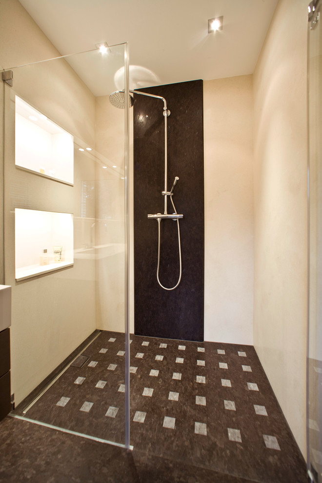Großes Modernes Badezimmer mit bodengleicher Dusche, schwarz-weißen Fliesen und weißer Wandfarbe in Hamburg