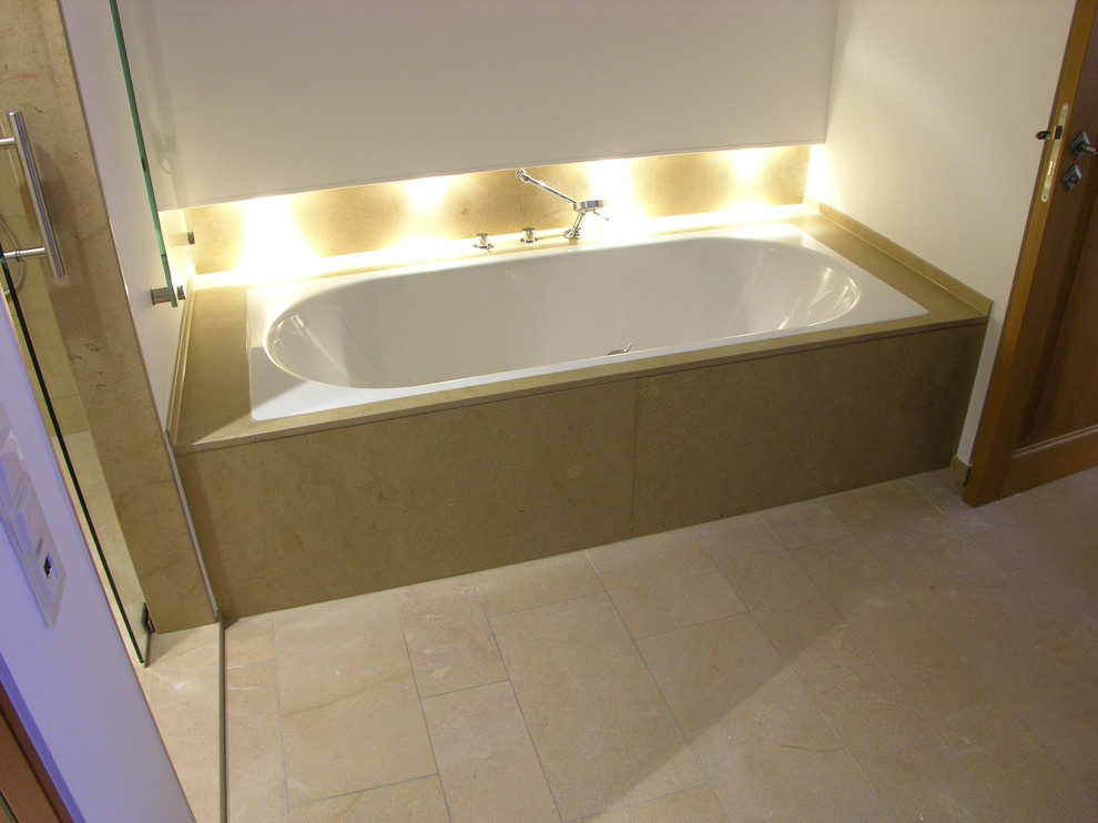 Стильный дизайн: ванная комната в современном стиле с бежевыми фасадами, отдельно стоящей ванной, душем без бортиков, унитазом-моноблоком, мраморной плиткой, бежевыми стенами, кирпичным полом, накладной раковиной, столешницей из бетона, бежевым полом и шторкой для ванной - последний тренд