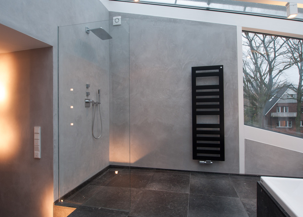 Idee per una stanza da bagno design di medie dimensioni con piastrelle nere, lastra di pietra e pareti grigie