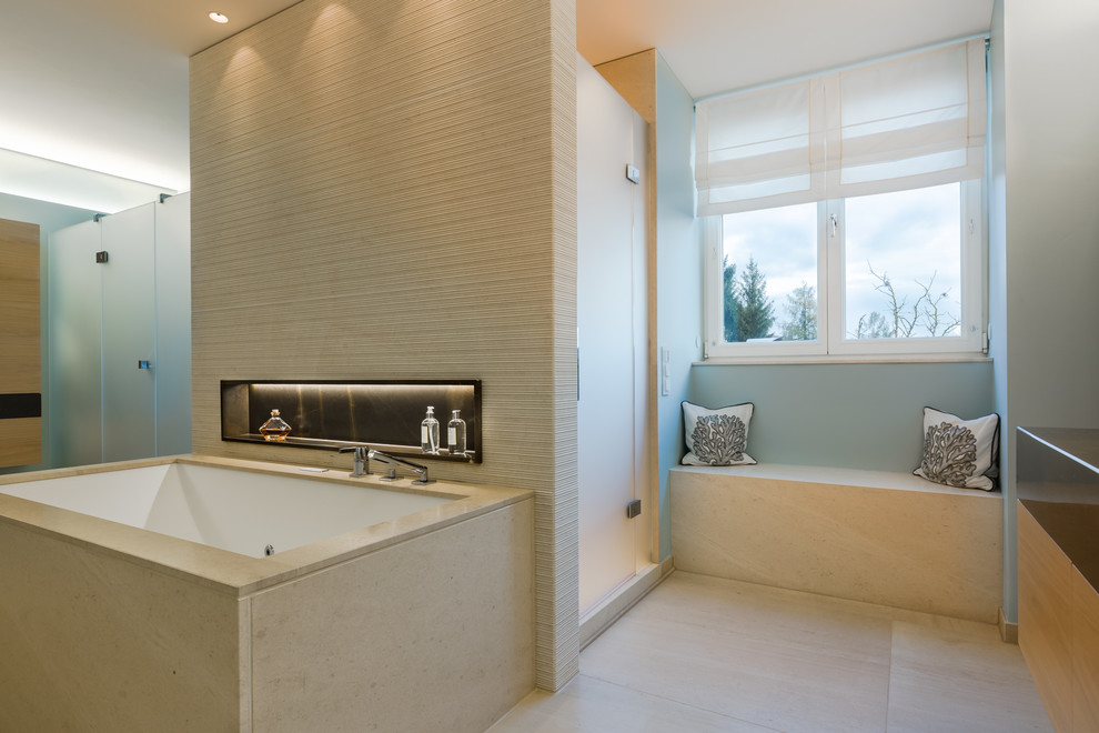 This is an example of a contemporary bathroom in Frankfurt.