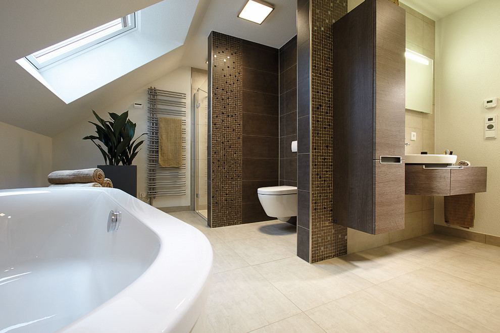Foto di una stanza da bagno minimal con ante marroni, doccia a filo pavimento, piastrelle marroni, pareti beige, pavimento in terracotta, pavimento beige e top marrone