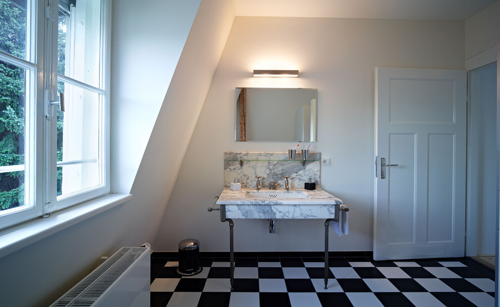 Ispirazione per una stanza da bagno bohémian di medie dimensioni con lavabo rettangolare, top in marmo, piastrelle multicolore, piastrelle in gres porcellanato, pareti bianche e pavimento con piastrelle in ceramica