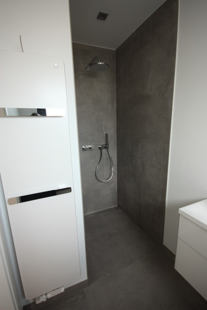 Mittelgroßes Modernes Duschbad mit bodengleicher Dusche, grauen Fliesen, Keramikfliesen, grauem Boden und offener Dusche in Frankfurt am Main