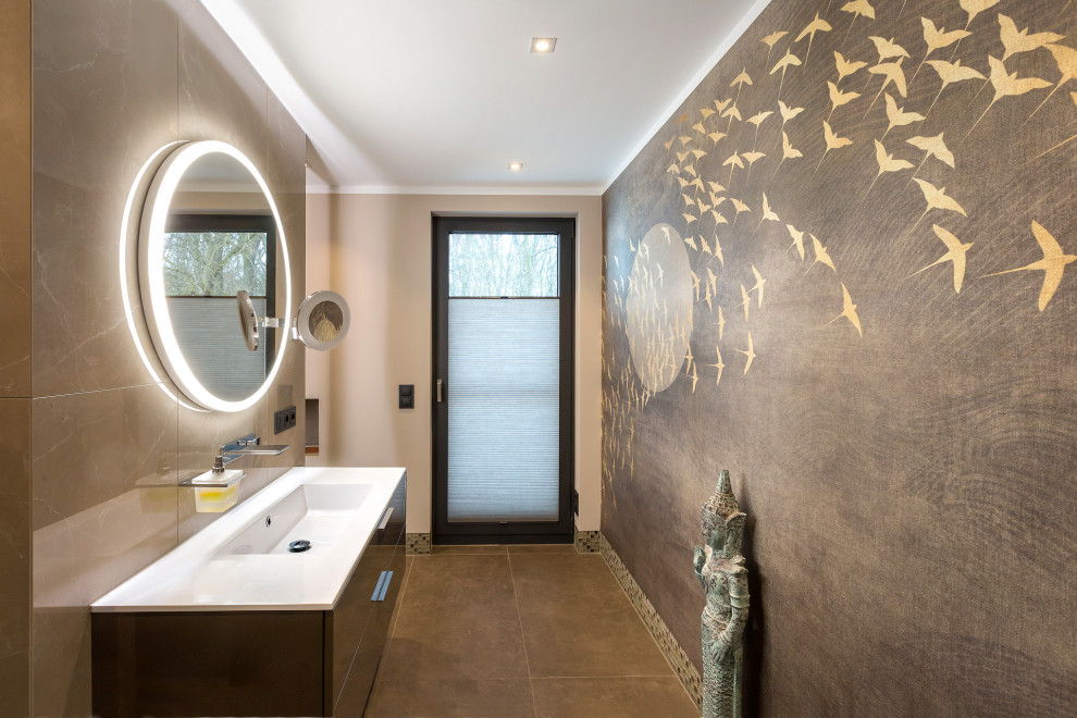 Стильный дизайн: главная ванная комната в восточном стиле с плоскими фасадами, бежевыми фасадами, бежевой плиткой, плиткой из листового стекла, полом из керамической плитки и коричневым полом - последний тренд