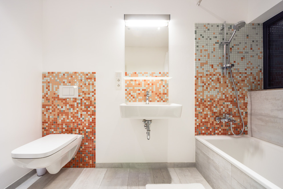 Idee per una stanza da bagno contemporanea di medie dimensioni con ante di vetro, ante grigie, doccia a filo pavimento, piastrelle di vetro, piastrelle multicolore e piastrelle arancioni