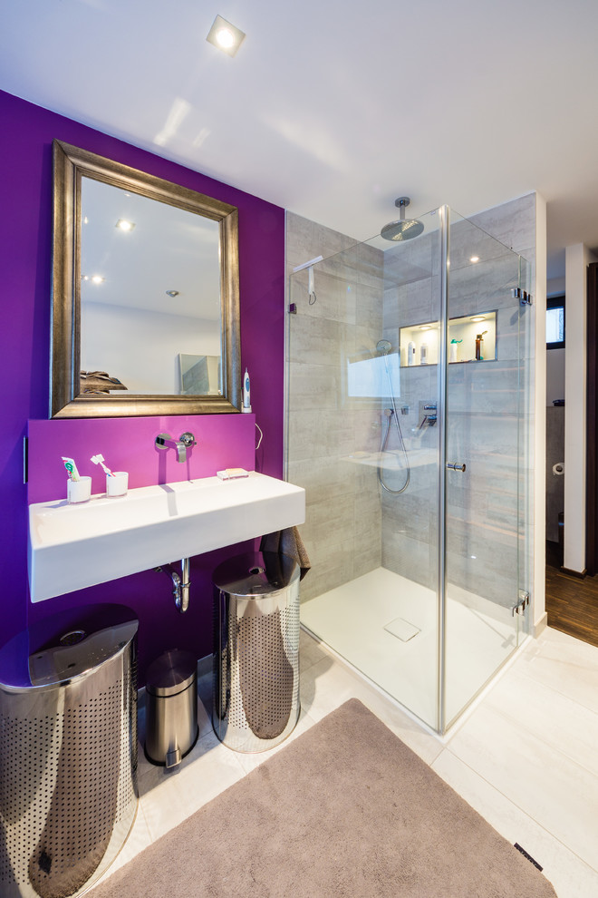Идея дизайна: ванная комната среднего размера в современном стиле с открытыми фасадами, душем без бортиков, серой плиткой, керамической плиткой, фиолетовыми стенами, полом из керамической плитки и душевой кабиной
