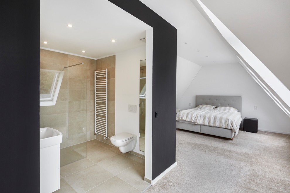 Kleines Modernes Badezimmer En Suite mit bodengleicher Dusche, Wandtoilette, beigen Fliesen, weißer Wandfarbe, Keramikboden und beigem Boden in Essen