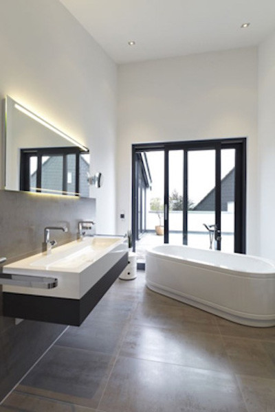 Photo of a contemporary bathroom in Hamburg.