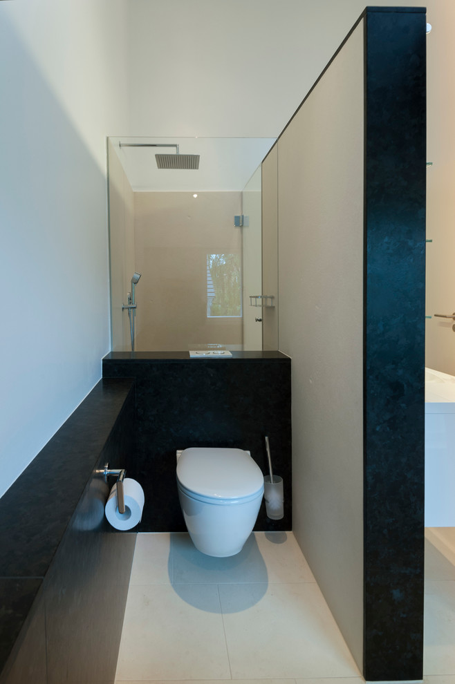 Modernes Badezimmer mit schwarzen Fliesen in Hannover