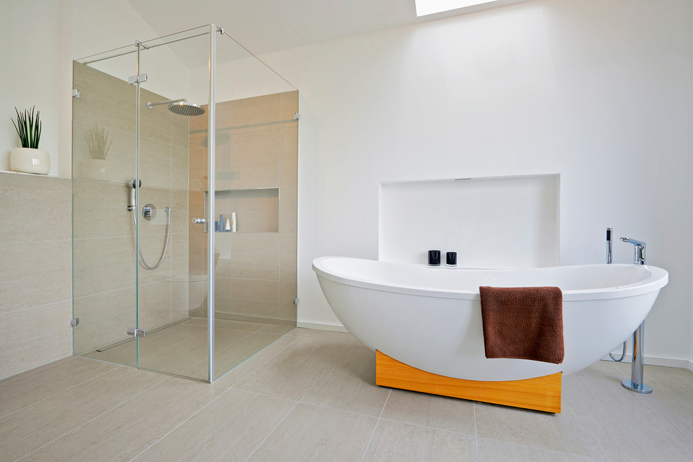 Inspiration för moderna en-suite badrum, med ett fristående badkar, en kantlös dusch, beige kakel och vita väggar