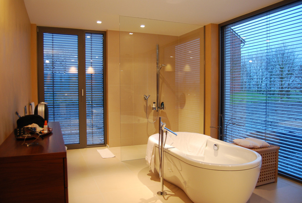 На фото: ванная комната среднего размера в современном стиле с бежевой плиткой, бежевыми стенами, отдельно стоящей ванной, открытым душем и открытым душем с