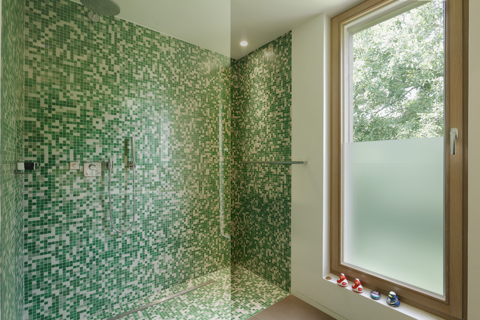 Inredning av ett modernt badrum, med en öppen dusch, grön kakel, flerfärgad kakel, mosaik, vita väggar, mosaikgolv och med dusch som är öppen