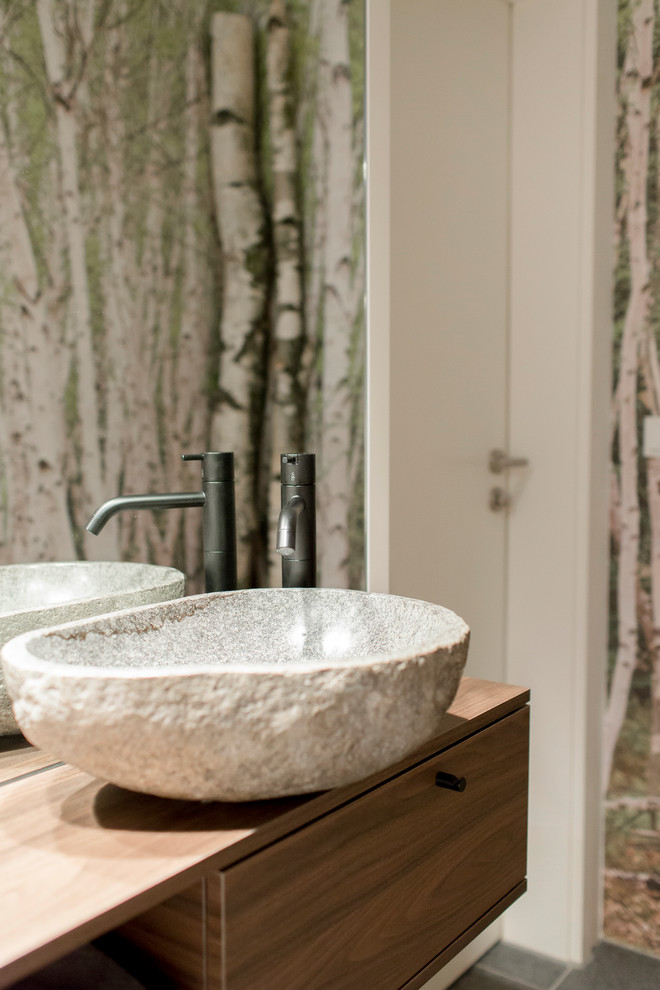 Свежая идея для дизайна: ванная комната в стиле модернизм с серой плиткой, настольной раковиной, столешницей из дерева, серым полом и коричневой столешницей - отличное фото интерьера