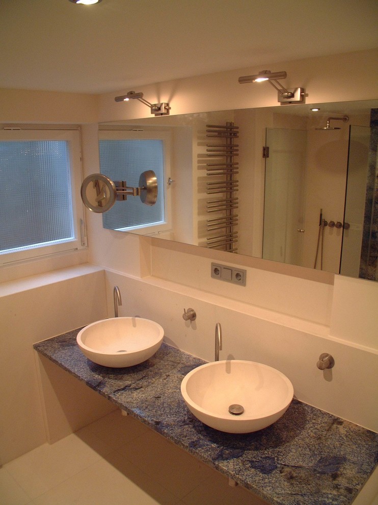 Пример оригинального дизайна: главная ванная комната среднего размера в современном стиле с плоскими фасадами, желтой плиткой, мраморной плиткой, белыми стенами, полом из известняка, настольной раковиной, столешницей из известняка, бежевым полом и синей столешницей