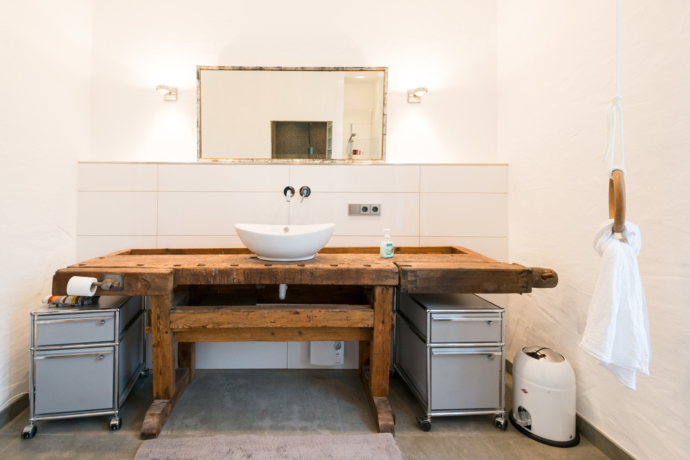 Esempio di una stanza da bagno minimal di medie dimensioni con piastrelle bianche, piastrelle in ceramica, pareti bianche, lavabo a bacinella e top in legno